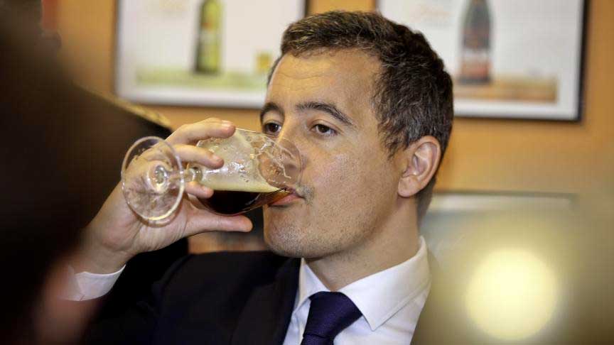 Gérald Darmanin boit une bière